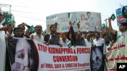 Sejumlah aktivis masyarakat sipil di Paksitan berdemonstrasi menentang praktik penculikan terhadap sejumlah perempuan dari agama minoritas dalam aksi di Hyderabad, Pakistan, pada 4 Juli 2019. (Foto: AP/Pervez Masih)