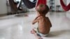 Un bebé Yanomami con desnutrición severa recibe cuidados en una sala del hospital infantil San Antonio, en Boa Vista, estado brasileño de Roraima, el 27 de enero de 2023. El gobierno de Lula da Silva decretó el estado de emergencia sanitario para acelerar la ayuda federal a la comunidad indígena.