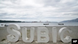 2023年2月6日，菲律賓馬尼拉西北部贊巴萊斯省蘇比克灣自由港區這個曾經是美國最大的海外海軍基地的地方矗立的一個標誌。（美聯社照片）