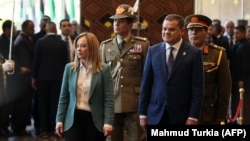 Perdana Menteri Libya Abdulhamid Dbeibah menyambut Perdana Menteri Italia Giorgia Meloni di Ibu Kota Libya, Tripoli, Sabtu, 28 Januari 2023. Meloni melawat ke Libya untuk membahas isu migrasi dan energi. (Foto Mahmud Turkia/AFP)