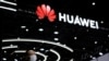 Seorang pengunjung berdiri di dekat logo Huawei yang terpasang pada Konferensi Kecerdasan Buatan Dunia di Shanghai, pada 1 September 2022. (Foto: Reuters/Aly Song)