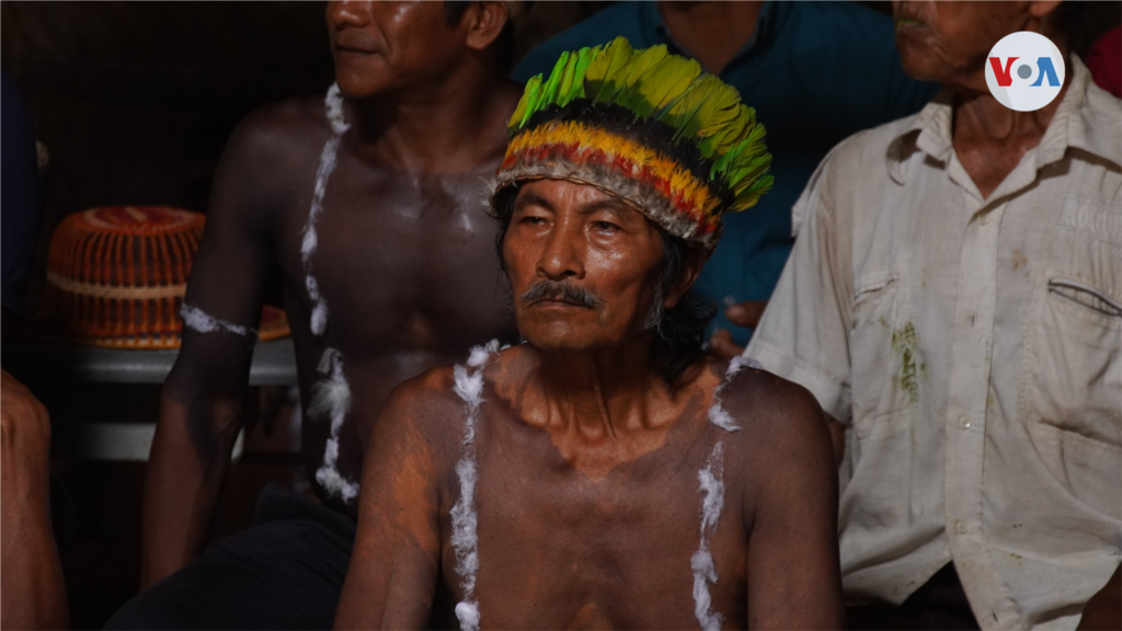 El cacique mayor Pedro Firisateke en la Maloca indígena, que para ellos significa un espacio sagrado de conexión profunda con el universo. El lugar es el centro de reunión de los 22 pueblos originarios que habitan La Chorrera.&nbsp;[Foto: Nicole Sandoval]