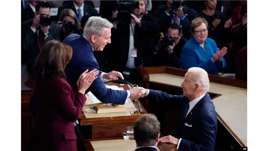 Prezident Jo Bayden Kongressda Vakillar palatasining yangi spikeri Kevin Makkarti bilan ko'rishmoqda, Vashington, 7-fevral, 2023