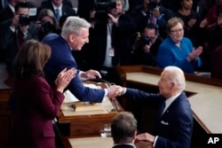 Президент Байден вітається зі спікером Палати представників, республіканцем Кевіном Маккарті перед промовою "Про стан держави" 7 лютого 2023 року