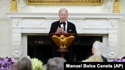 Presiden AS Joe Biden memberi sambutan pada resepsi makan malam untuk para gubernur negara bagian di Gedung Putih, Sabtu, 11 Februari 2023. (Foto: Manuel Balce Ceneta/AP)