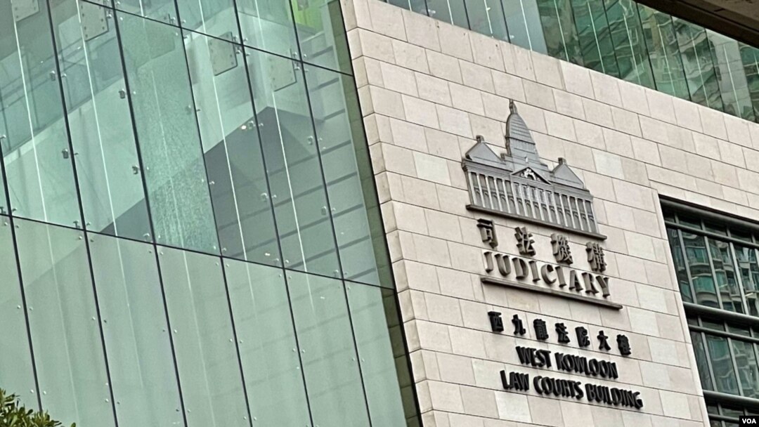 香港西九龙裁判法院大楼一幅玻璃幕墙，2月8日中午民主派47人案审讯期间，怀疑被人射击导致爆裂 (美国之音/汤惠芸)