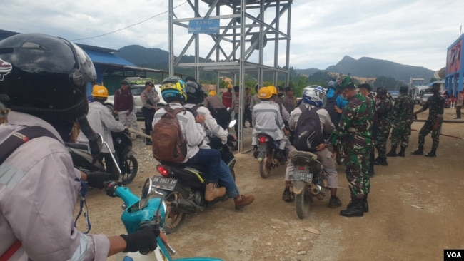 Personel TNI-POLRI melakukan pemeriksaan terhadap pekerja yang hendak memasuki pabrik smelter PT GNI di Morowali Utara, Sulawesi Tengah, 19 Januari 2023 (Foto : VOA/Yoanes Litha)