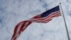 La bandera estadounidense ondea en Bloomington, Indiana, Estados Unidos