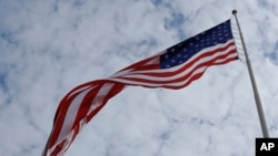 La bandera estadounidense ondea en Bloomington, Indiana, Estados Unidos