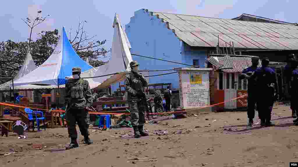 Wanajeshi wa DRC wakiwa katika eneo la tukio la shambulizi la bomu nchini DRC.