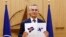Sekjen NATO Jens Stoltenberg berpose dengan dokumen yang diberikan oleh Dubes Finlandia untuk NATO Klaus Korhonen dan Dubes Swedia untuk NATO Axel Wernhoff dalam upacara untuk menandai aplikasi keanggotaan Swedia dan Finlandia di Brussels, 18 Mei 2022. (JOHANNA GERON/POOL/AFP)