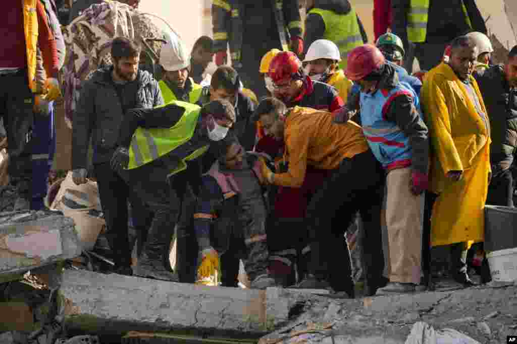 Turkiya va Suriyada zilzila oqibatlarini bartaraf etish ishlari davom etmoqda. Halok bo'lganlar soni 11 mingdan oshdi.