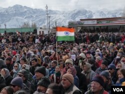 Thousands of locals receive Sonam Wangchuk after a 5-day climate fast for the safeguard of people and land of Ladakh, in Leh town. (Sonam Dorje for VOA)