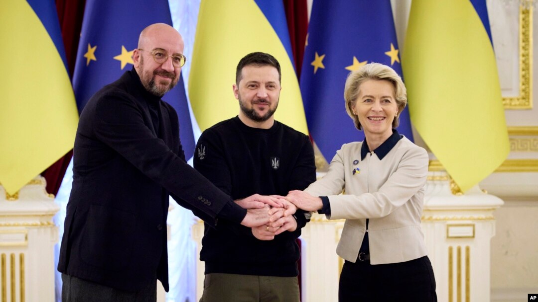В центре президент Украины Владимир Зеленский, президент Европейской комиссии Урсула фон дер Ляйен, справа, и президент Европейского совета Шарль Мишель пожимают друг другу руки во время саммита Украина-ЕС в Киеве 3 февраля 2023 года 