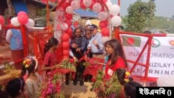 রোহিঙ্গা ক্যাম্পে শিক্ষাকেন্দ্রের উদ্বোধন করছেন তুরস্কের রাষ্ট্রদূত মোস্তফা ওসমান তুরান