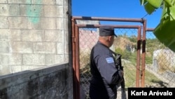 Un policía que recorre La Campanera busca entrar al área en la que los pandilleros solían cruzar hacia la colonia vecina. [Fotografía Karla Arévalo / VOA]