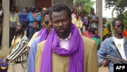 Frédéric Bintsamou to “Pasteur Tumi” liboso na babundi baye ba "Ninja" na Goma-Tse-Tse, na Congo-Brazzaville, 20 sanza ya zomi 2005. AFP PHOTO GUY GERVAIS KITINA