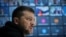 Tổng thống Ukraine Volodymyr Zelenskyy tham dự cuộc họp trực tuyến với các bộ trưởng thể thao của 35 nước để thảo luận về lệnh cấm các vận động viên Nga và Belarus tham dự Thế vận hội 2024, ở Kyiv, Ukraine, ngày 10 tháng 2 năm 2023.
