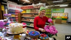 Robin Frohardt, pencipta Plastic Bag Store, memegang mawar kantong plastik di instalasi seni, Ann Arbor, Michigan, Selasa, 17 Januari 2023. (AP/Carlos Osorio)