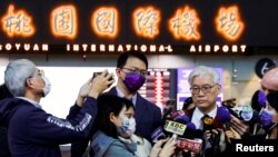 台湾最大的反对党国民党副主席夏立言在启程前往中国大陆前在台北桃园国际机场对媒体讲话。（2023年2月8日）