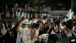 Seguidores del líder opositor y gobernador de Santa Cruz Luis Fernando Camacho se arrodillan durante una protesta en una barricada en Santa Cruz, Bolivia, el 3 de enero de 2023.