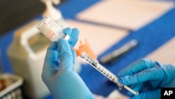 Một y tá chuẩn bị ống tiêm vắc-xin COVID-19 tại trạm chích ngừa ở Jackson, Mississippi, ngày 19/7/2022. Các quan chức y tế Mỹ đã đề nghị tiêm vắc-xin COVID-19 hàng năm như vắc-xin cúm. 