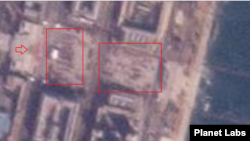 김일성 광장을 촬영한 5일 자 위성사진. 전날인 4일과 마찬가지로 붉은 색 인파(화살표)가 주변에 모여 있고, 또 다른 인파가 광장 서쪽과 동쪽 지대(사각형 안)에 분포돼 있다. 사진=Planet Labs