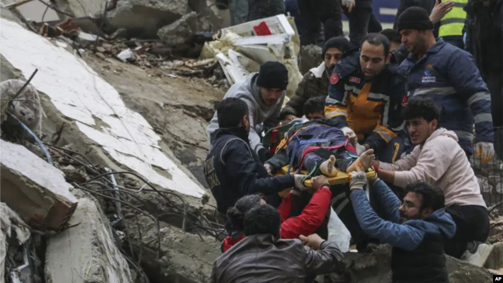 تصاویر خبرگزاری آسوشیتدپرس از زلزله ۷/۸ ریشتری در جنوب ترکیه و بخش‌هایی از سوریه در بامداد ۱۷ بهمن ۱۴۰۱