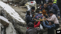 تصاویر خبرگزاری آسوشیتدپرس از زلزله ۷/۸ ریشتری در جنوب ترکیه و بخش‌هایی از سوریه در بامداد ۱۷ بهمن ۱۴۰۱