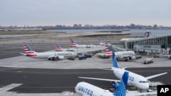 ARCHIVO: Aviones en una terminal del aeropuerto de LaGuardia, en Nueva York, el 11 de enero de 2023.
