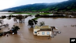 Las inundaciones rodean una casa en la comunidad Chualar del condado de Monterey, California, cuando el río Salinas se desborda el viernes 13 de enero de 2023. (Foto AP/Noah Berger)