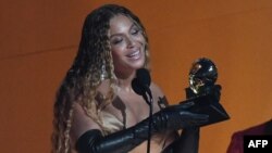 Beyonce acepta el premio al Mejor Álbum de Música Dance/Electrónica por "Renacimiento". durante la 65ª Entrega Anual de los Premios Grammy en el Crypto.com Arena de Los Ángeles el 5 de febrero de 2023.