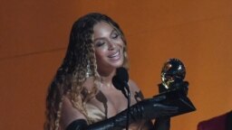Beyonce menerima penghargaan Best Dance/Electronic Music untuk album "Renaissance" selama Penghargaan Grammy Tahunan ke-65 di Crypto.com Arena, Los Angeles, 5 Februari 2023. (VALERIE MACON / AFP)
