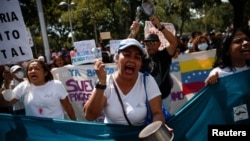 Docentes y empleados públicos protestan exigiendo mejores salarios en medio de una altísima inflación, en Caracas, el 16 de enero de 2023.