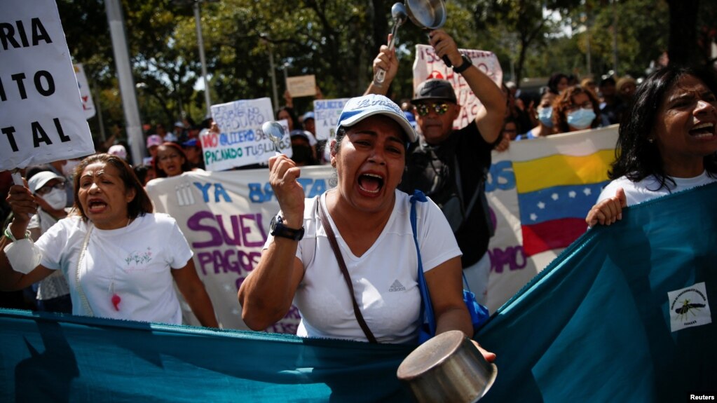 Docentes y empleados públicos protestan exigiendo mejores salarios en medio de una elevada inflación, en Caracas, Venezuela, el 16 de enero de 2023. 