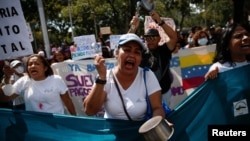 Docentes y empleados públicos protestan exigiendo mejores salarios en medio de una elevada inflación, en Caracas, Venezuela, el 16 de enero de 2023. 