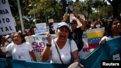 Maestros y empleados publicos protestan en demanda de mejores salaios en Caracas, Venezuela, el 16 de enero de 2023.