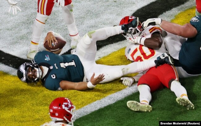 Jalen Hurts, des Philadelphia Eagles, marque une conversion de deux points lors du Super Bowl contre les Kansas City Chiefs, le 12 février 2023.