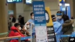 抵达韩国仁川国际机场的中国乘客等待前往入境测试中心。（2023年1月14日）