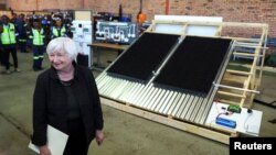 Міністр фінансів США Дженет Єллен біля сонячної батареї в Південній Африці, 27 січня 2023 року
