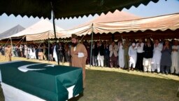 Para pejabat militer dan lainnya ikut mendoakan almarhum mantan Presiden Pakistan Pervez Musharraf, yang akan dimakamkan di Karachi, Pakistan, Selasa, 7 Februari 2023. (Humas Antar Dinas via AP)