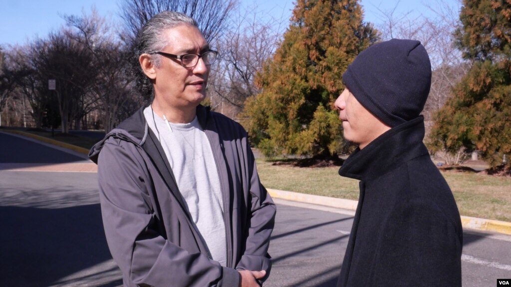 Manuel Sobalvarro (izquierda) conversa sobre sus planes de futuro con Francisco Pineda (derecha) en las afueras del hotel proporcionado por el gobierno estadounidense. Ambos se conocieron cuando cumplían condena en la cárcel "La Modelo".