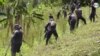 Grupo de erradicadores de la Policía en Tumaco, Nariño, al sur del país, en labores manuales de sustitución de cultivos de hoja de coca. [Foto: Camilo Álvarez, VOA] 