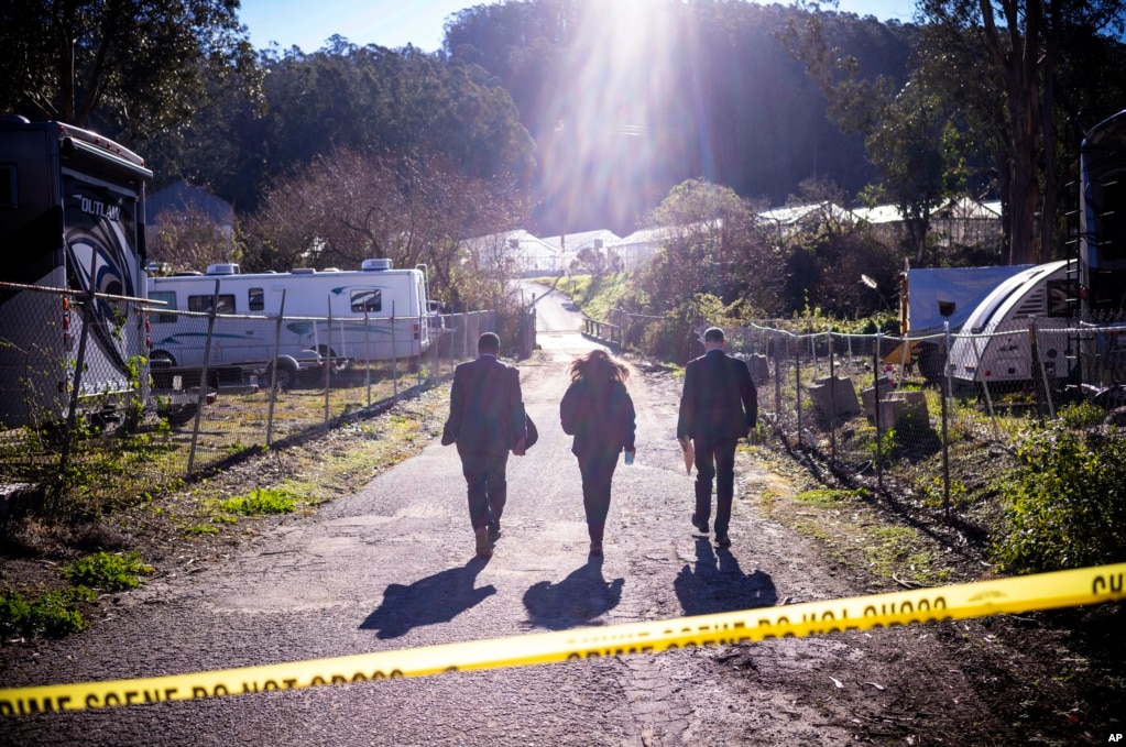 中情局特工走向加州半月湾枪击案凶嫌赵春利工作的农场。（2023年1月24日）(photo:VOA)
