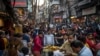 印度新德里一条商业街，熙熙攘攘挤满了逛街和品尝路边小吃的人。截至2022年11月15日，全球人口已达80亿。