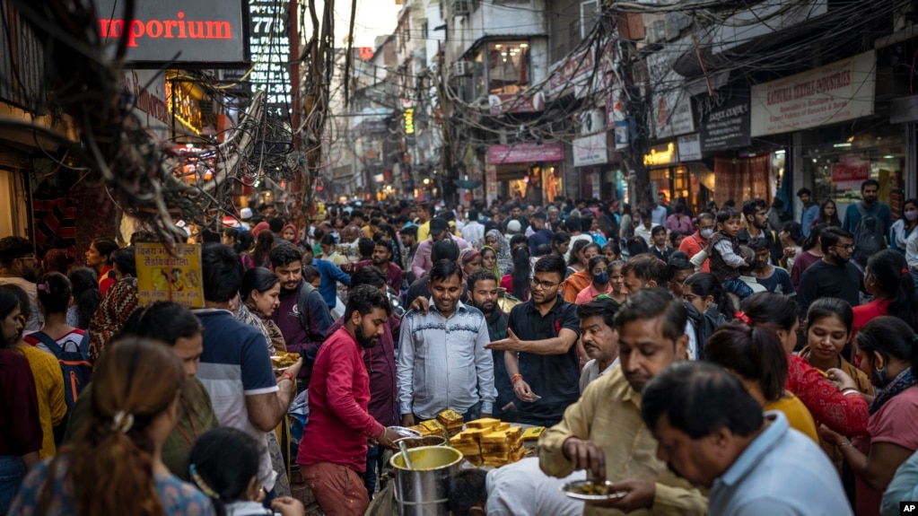 印度新德里一条商业街，熙熙攘攘挤满了逛街和品尝路边小吃的人。截至2022年11月15日，全球人口已达80亿。(photo:VOA)