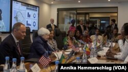 La secretaria del Tesoro de EE. UU., Janet Yellen, asiste a una mesa redonda con mujeres empresarias en una incubadora de empresas para mujeres y jóvenes en Dakar, Senegal, el 20 de enero de 2023.