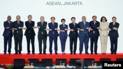 東盟外長們在印度尼西亞雅加達舉行的第32屆東盟協調理事會上牽手合影。（2023年2月3日）