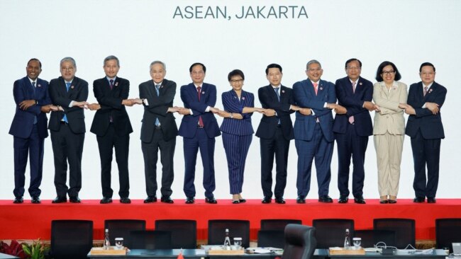 Foreign Ministers of the Association of Southeast Asian Nations pose for a group photo during the 32nd ASEAN Coordinating Council meeting at the ASEAN Secretariat in Jakarta, Indonesia, February 3, 2023.