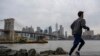 一名男子在河邊跑步，對岸是紐約曼哈頓。（2023年1月25日）